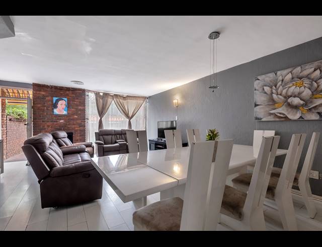 2 BEDROOM TOWNHOUSE FOR SALE IN WINDSOR WEST